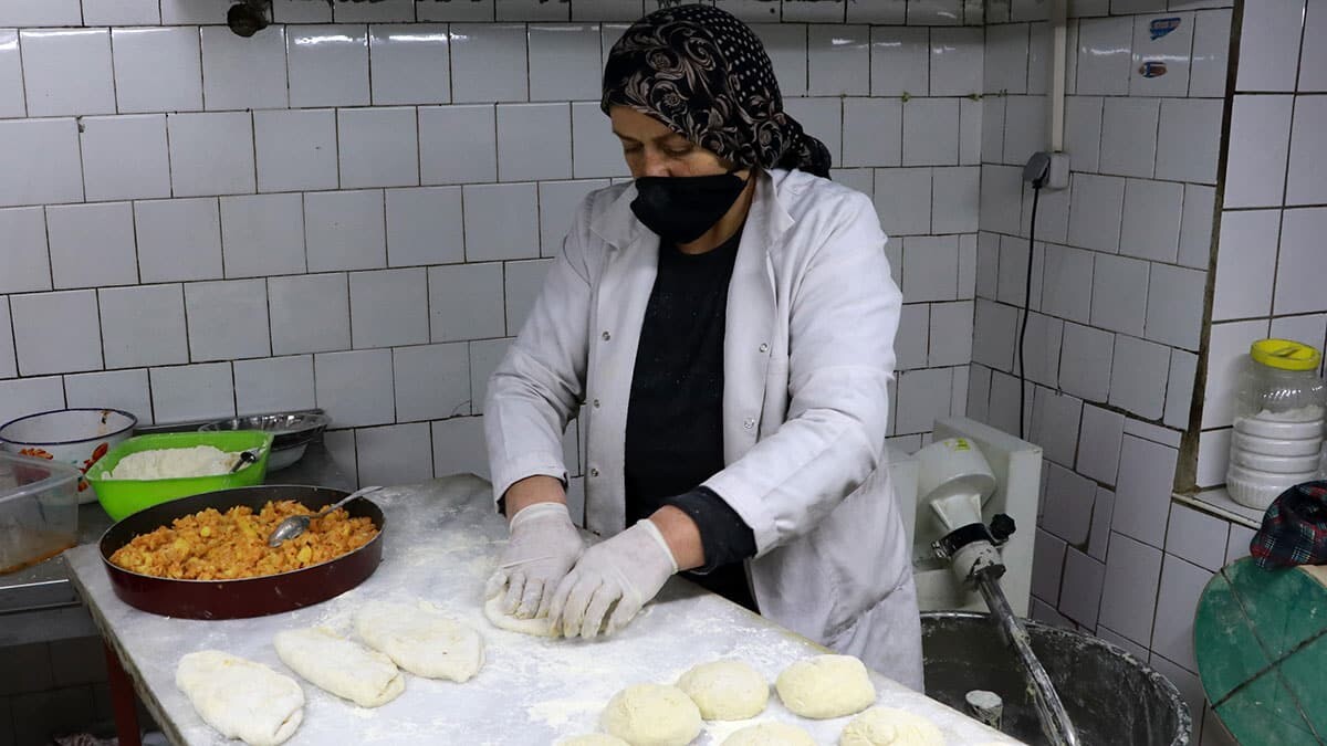 Eski usul ekşi maya ile patatesli Burdur ekmeği üretiyor