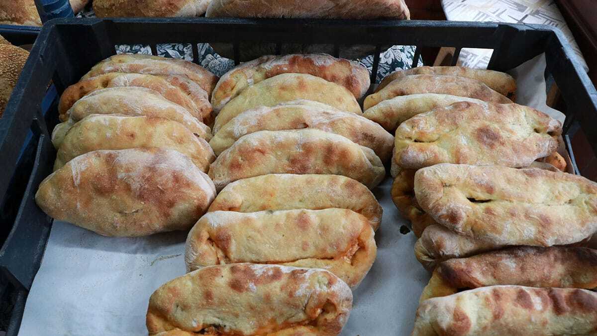 Eski usul ekşi maya ile patatesli Burdur ekmeği üretiyor