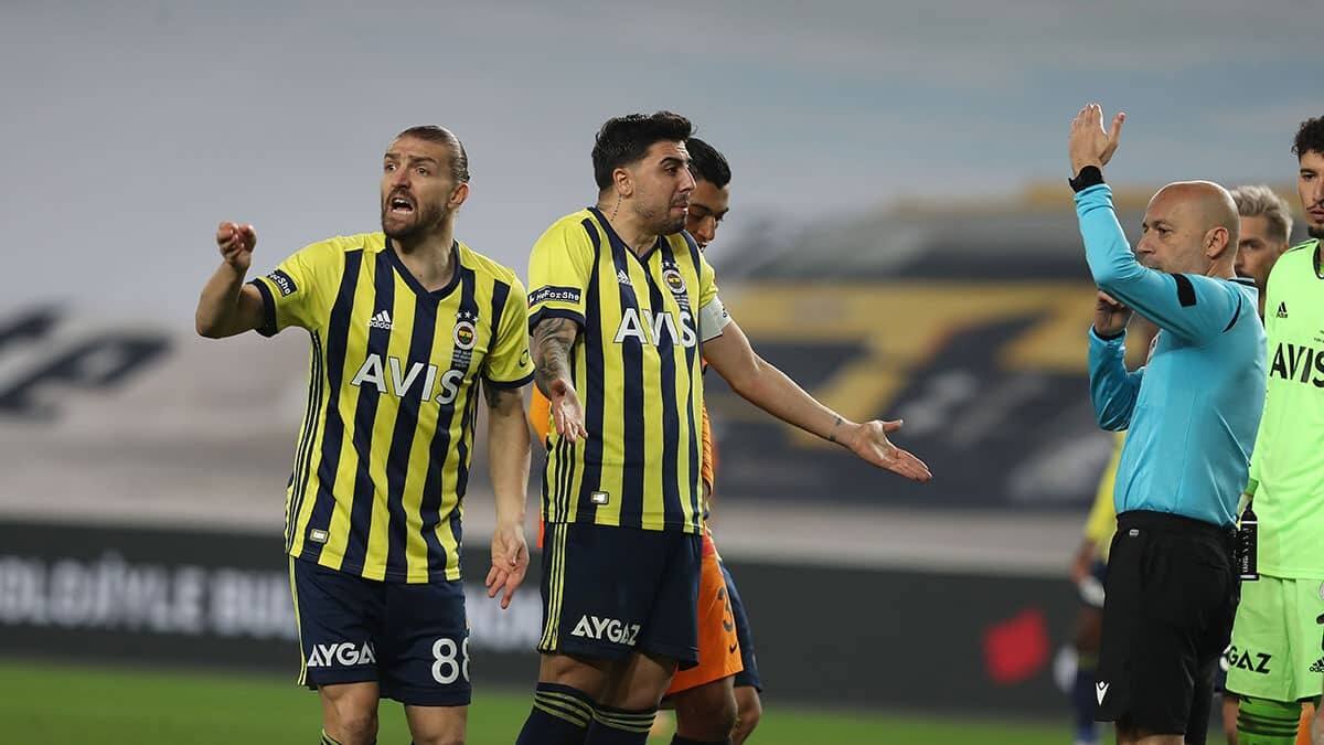Süper Lig'in 24'üncü haftasındaki derbi maçta Fenerbahçe Galatasaray'a 1-0 mağlup oldu.