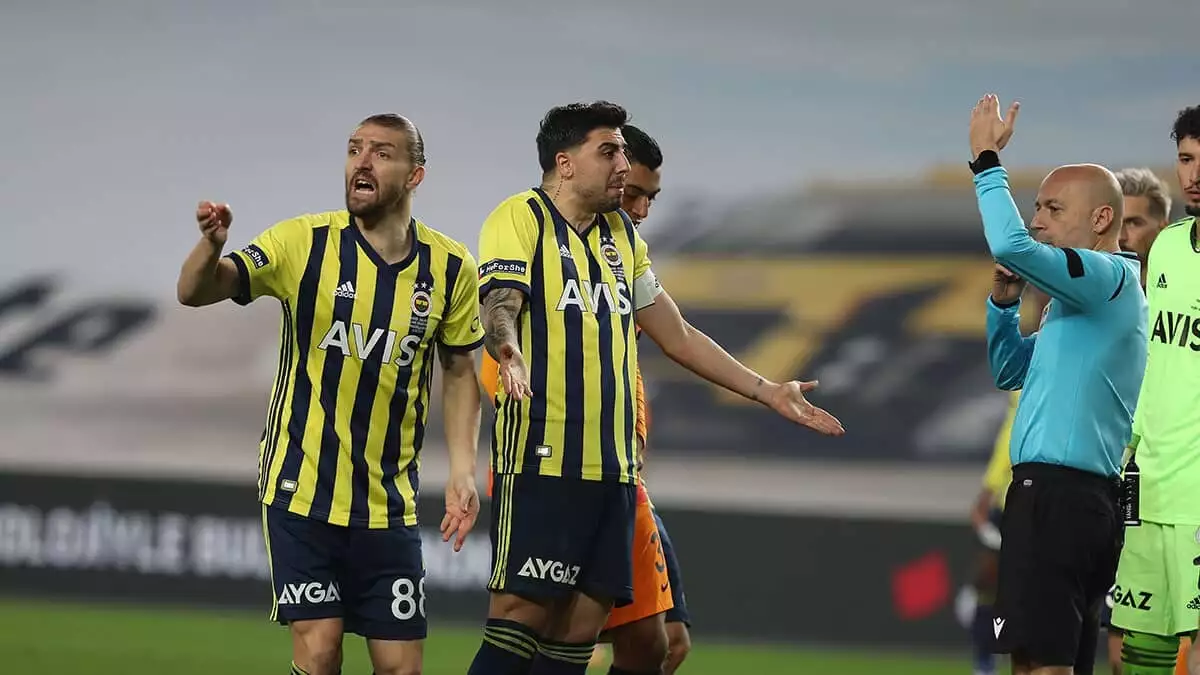Süper lig'in 24'üncü haftasındaki derbi maçta fenerbahçe galatasaray'a 1-0 mağlup oldu.