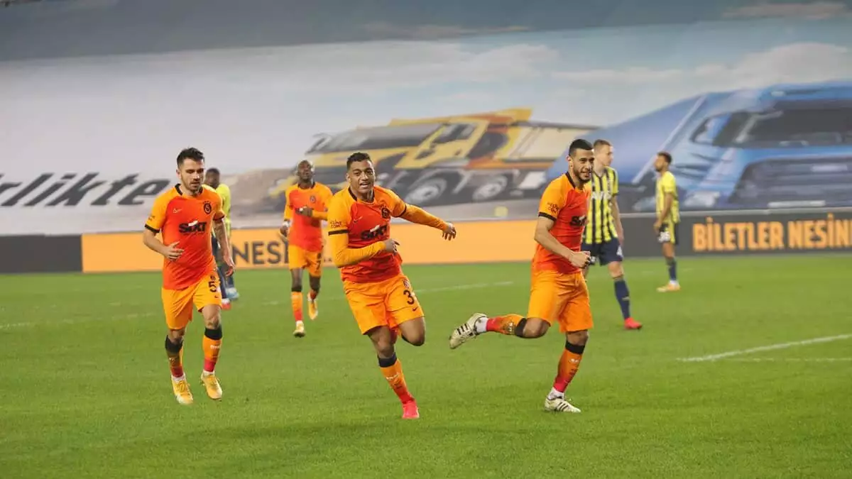 Galatasaray bir tarihi galibiyete daha imza attı. Fenerbahçe'yi kadıköy'de deviren sarı-kırmızılılar, kritik mücadelede ezeli rakibini 1-0'la geçti.