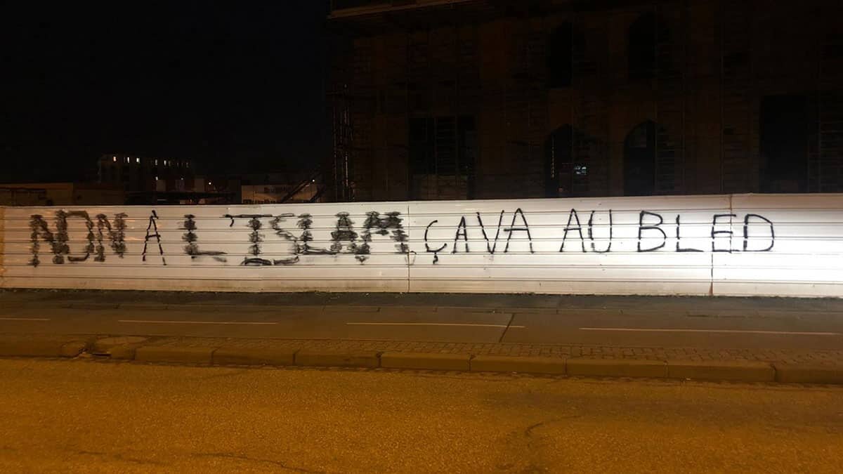 Eyüp Sultan Camisi'ne ırkçı saldırı düzenlendi