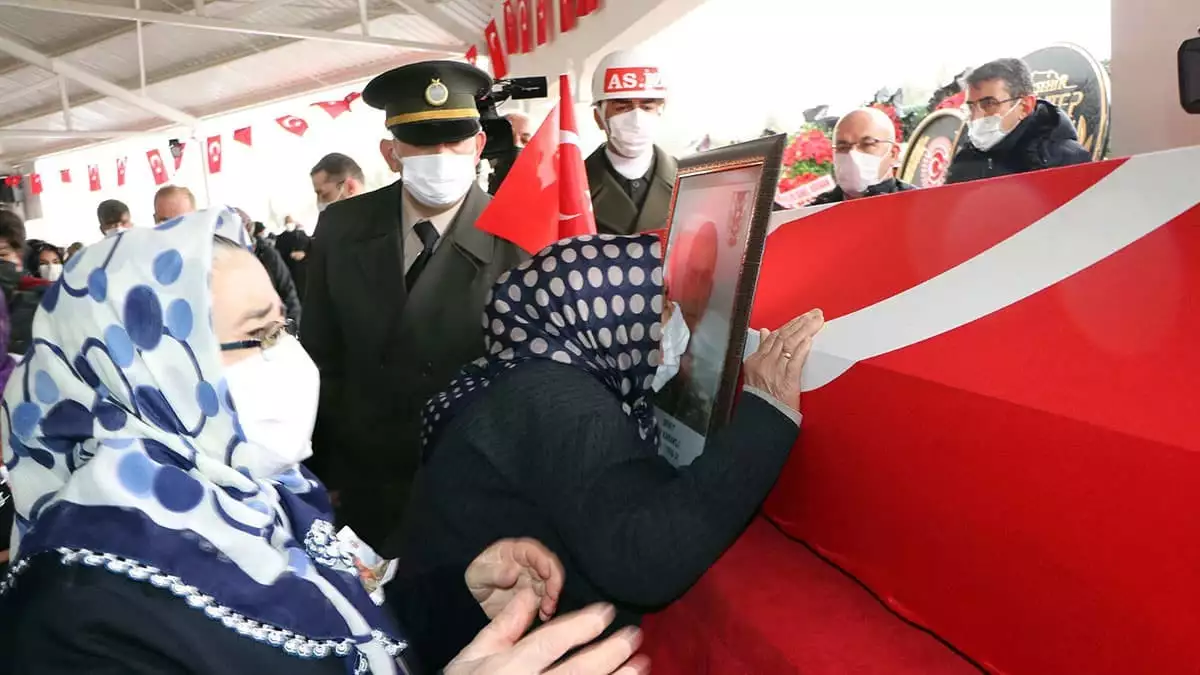 Davutoğlu "pkk terör örgütünün elinde 16 canımızı kaybettik. 16 eve ateş düştü. Yüreğimize düşen ateşin sızısı, acısı ile karşınızdayım" dedi.