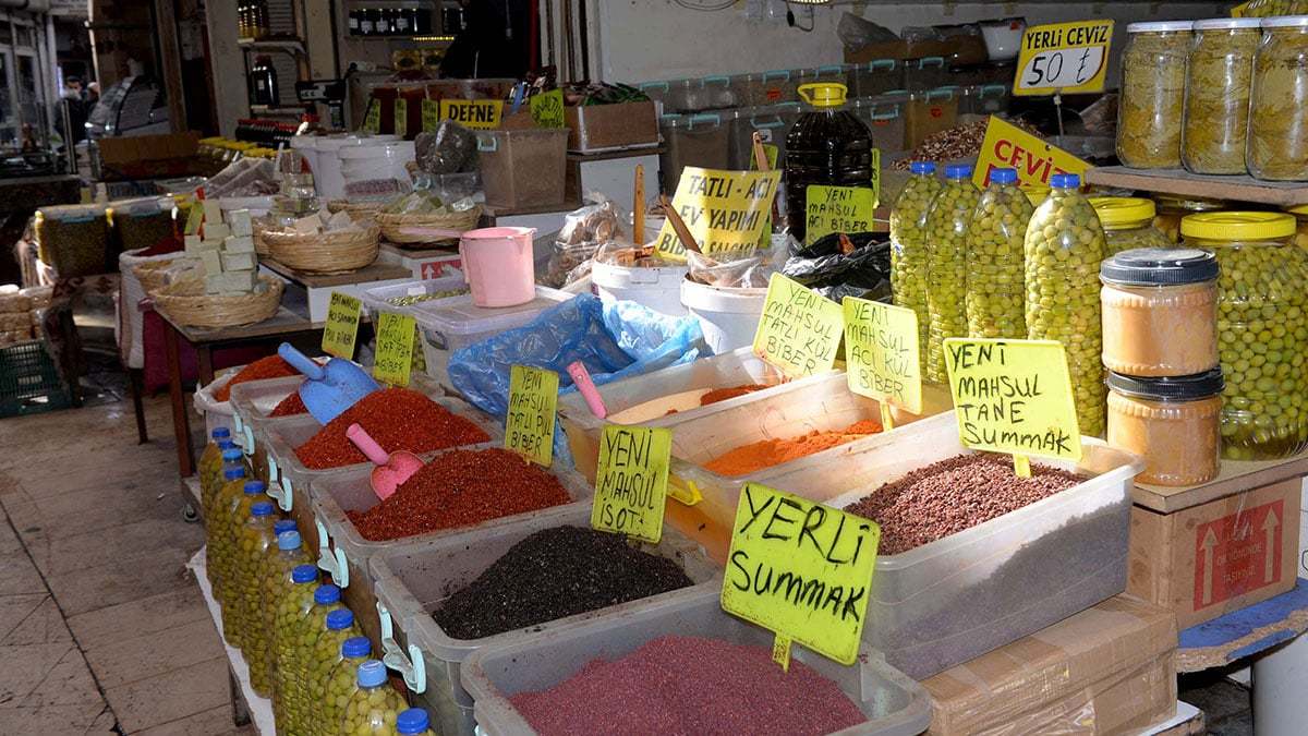 Bugüne kadar kentte, Antakya peynirli künefesi, Antakya sürkü (çökeleği), Antakya küflü sürkü (çökeleği), Antakya kağıt kebabı, Antakya tuzlu yoğurdu ve tüketilen gıdaların yanı sıra sahne sanatlarında kullanılan, üflemeli bir çalgı türü olan Samandağ neyi de coğrafi işareti alınarak tescillendi. Kentte, tescil aşamasında olan beş yöresel ürün daha bulunuyor.