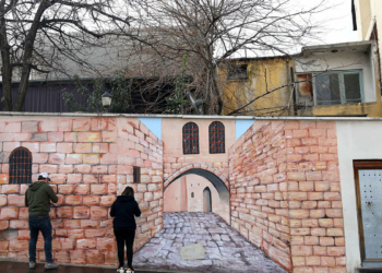 Kentin tarihi yerlerini duvarlara resmediyor