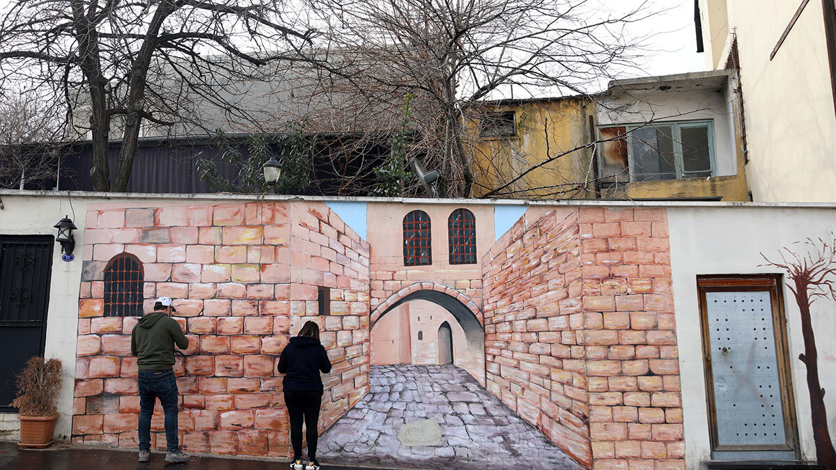 Kentin tarihi yerlerini duvarlara resmediyor