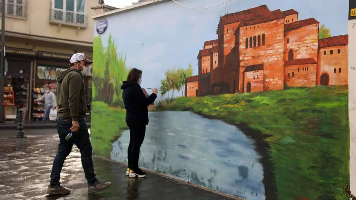 Gaziantep'te ressam halil gören ve aslı memikbeşe, kentin tarihi yerlerini sokaklardaki duvarlara resmediyor.