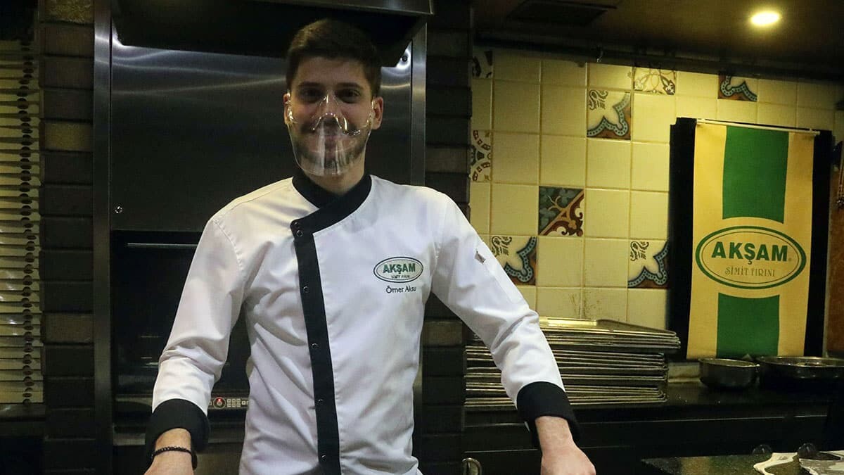 Gaziantep'te simitçi Ömer Aksu, yoğun ilgi gören simit ve imambayıldı yemeğini birleştirerek yeni bir lezzet ortaya çıkardı.