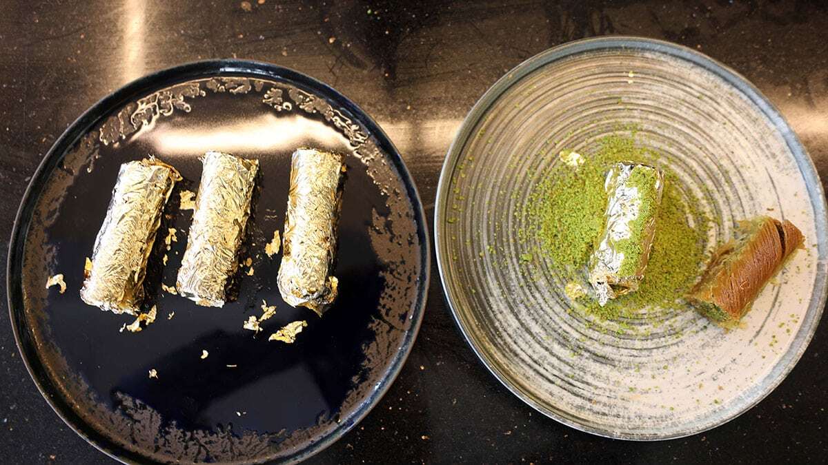 Gaziantep'te, kadayıf ustası Coşkun Yaycı, burma kadayıfı 24 ayar altınla kapladı. altın kaplama kadayıfın porsiyonunun 190 lira olduğunu söyledi.