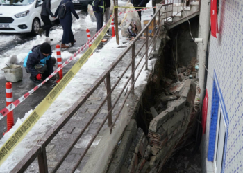 Gaziosmanpaşa'da istinat duvarı çöktü