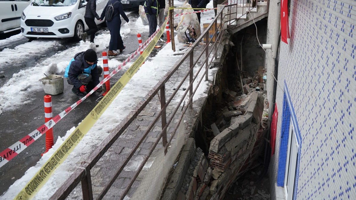 Gaziosmanpaşa'da istinat duvarı çöktü