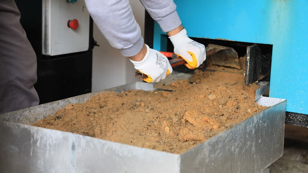 Antalya'nın Kepez ilçesinde restoran, lokanta, yemekhane ve evlerdeki gıda atıkları kedi ve köpek mamasına dönüştürülüyor.