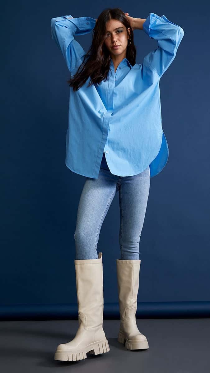 Asimetrik kesim poplin gömleklerle ilkbahar koleksiyonu