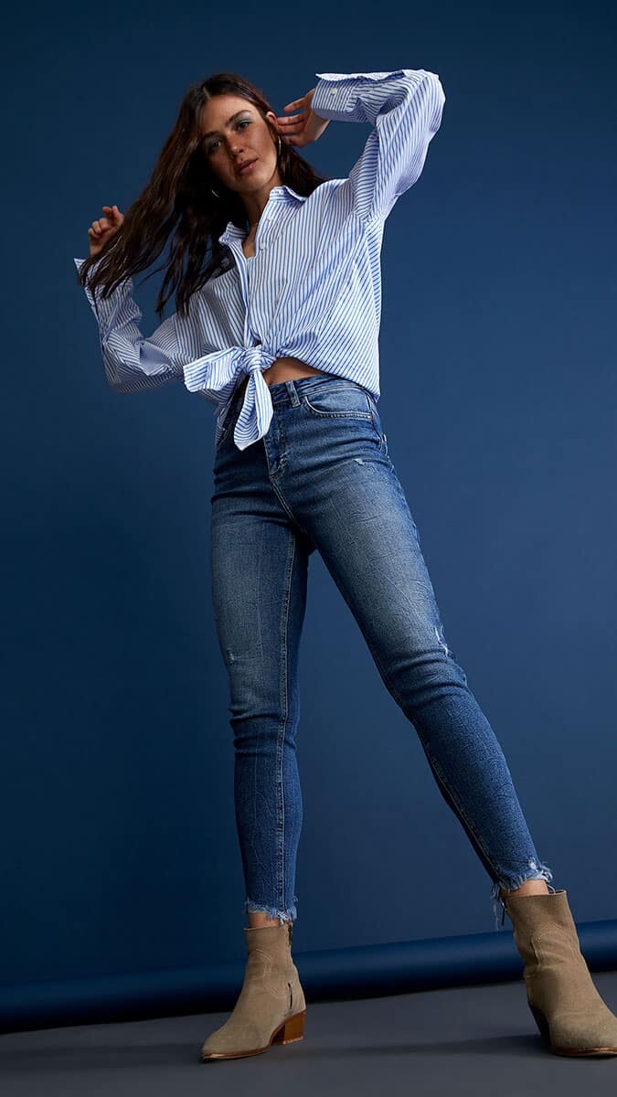 Giyim markası DeFacto, sivri yakalı ve asimetrik kesim poplin gömleklerle ilkbahar koleksiyonunu sunduğunu duyurdu.