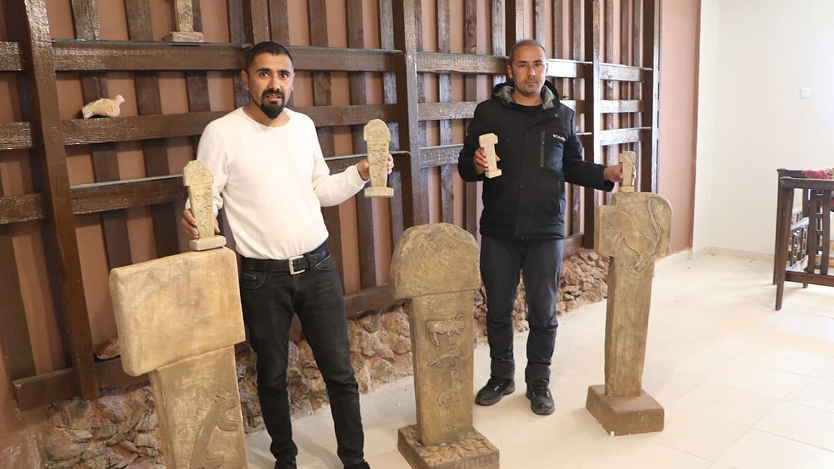 Göbeklitepe'nin minyatürlerini sosyal medyadan satıyor
