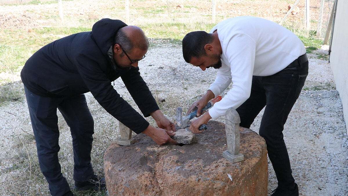 Şanlıurfalı girişimci Mehmet Tarık Yıldız, UNESCO Dünya Miras Listesi'nde yer alan Göbeklitepe'nin minyatürlerini, sosyal medyadan satışa sunuyor.