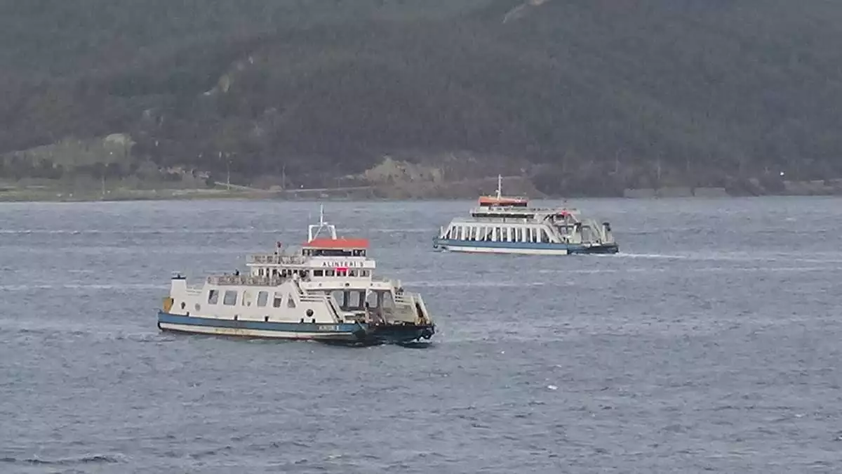 Kuzey ege denizi'nde etkili olan lodos fırtınası nedeniyle gökçeada ve bozcaada'ya bugünkü feribot seferleri iptal edildi.