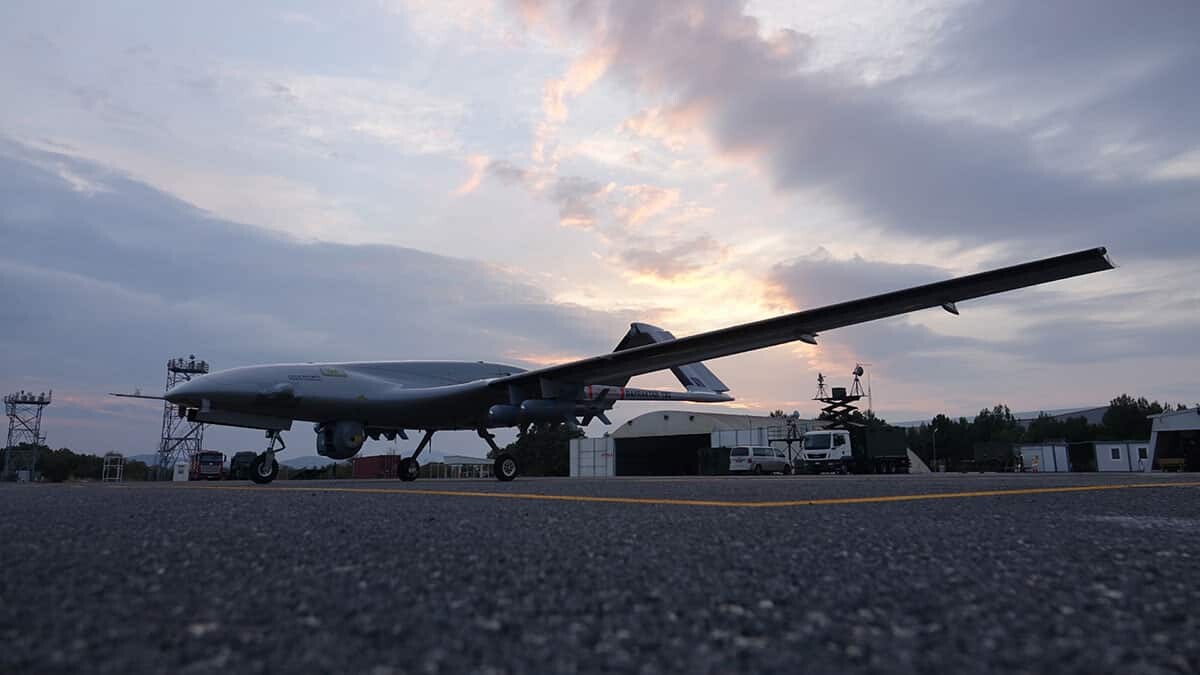 Milli SİHA (Silahlı İnsansız Hava Aracı) Bayraktar TB2 önemli bir kilometre taşını daha geride bıraktı. Türk havacılık tarihinde ilklere imza atan Bayraktar TB2 SİHA Sistemi, 300 bin uçuş saatini başarıyla tamamladı.