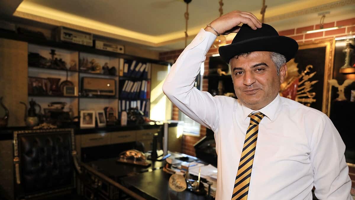 Süleyman Demirel'e ait imzalı fötr şapkayı satıyor