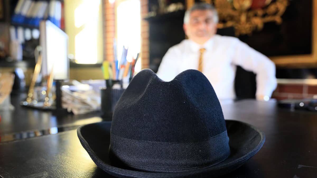 Hacze gittiği bir depoda haczettirdiği 9’uncu Cumhurbaşkanı Süleyman Demirel'e ait imzalı fötr şapkayı, değerini verene satabileceğini söyledi.