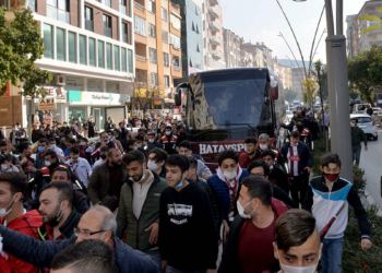 Maç öncesi taraftarlardan coşkulu karşılama