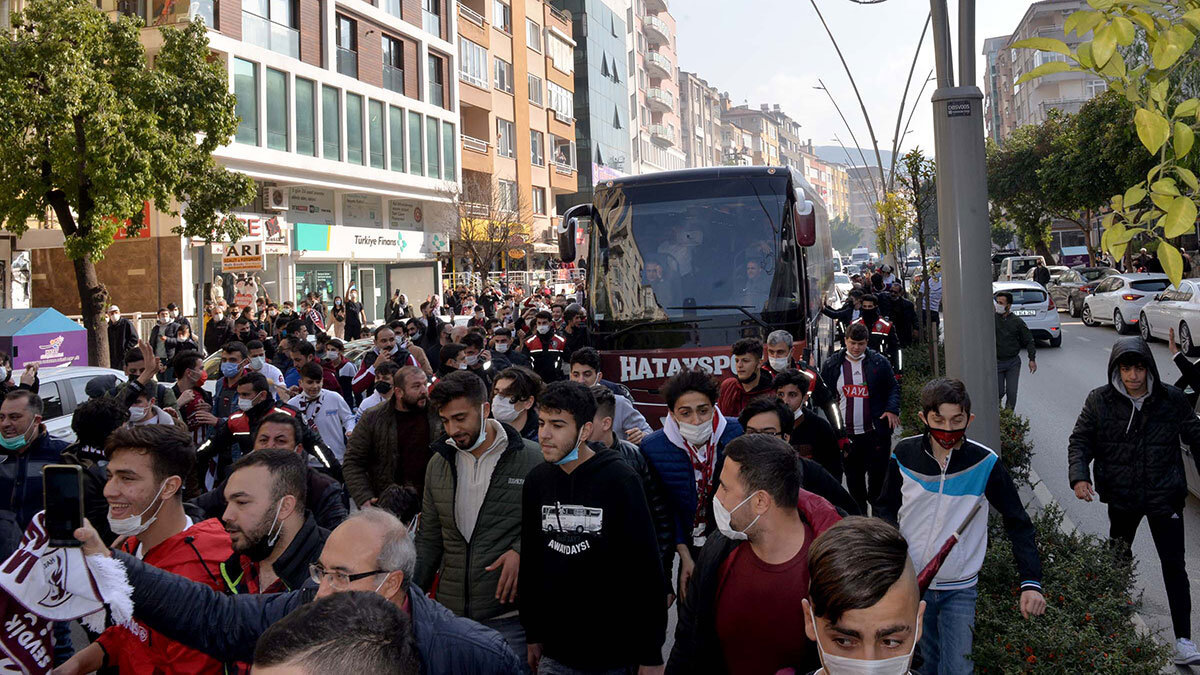 Maç öncesi taraftarlardan coşkulu karşılama