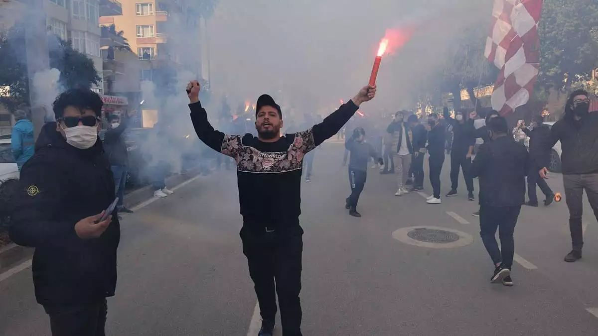 Bazı taraftarlar, evlerinin pencere ve balkonundan bayrak salladı, takımın geçişini alkışladı.