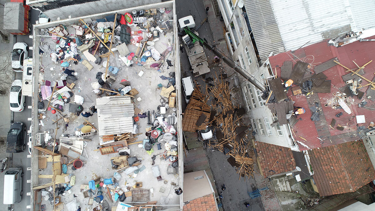 Esenler'de fırtına çatıları uçurdu