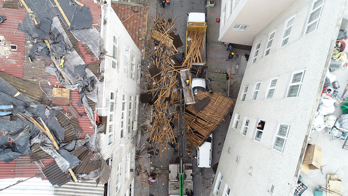 Esenler'de fırtına çatıları uçurdu