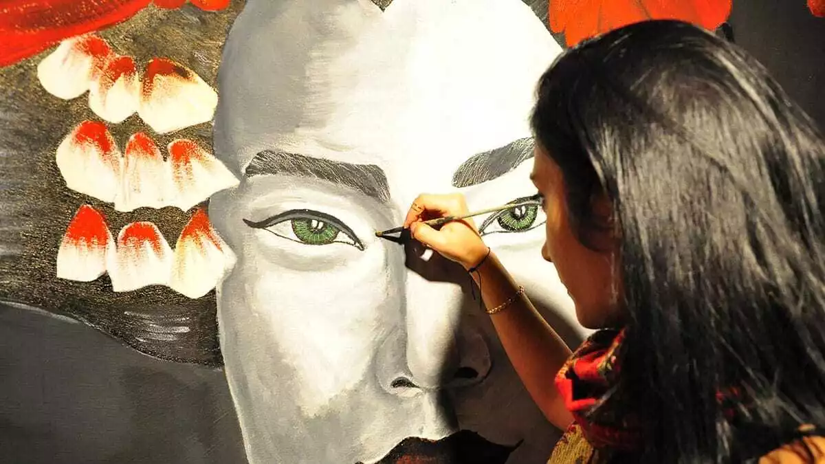 Manisalı ressam ayşe kızılgüney (24), yaptığı resimlerle evlerin, şirketlerin ve kentteki kafelerin duvarlarına renk katıyor.