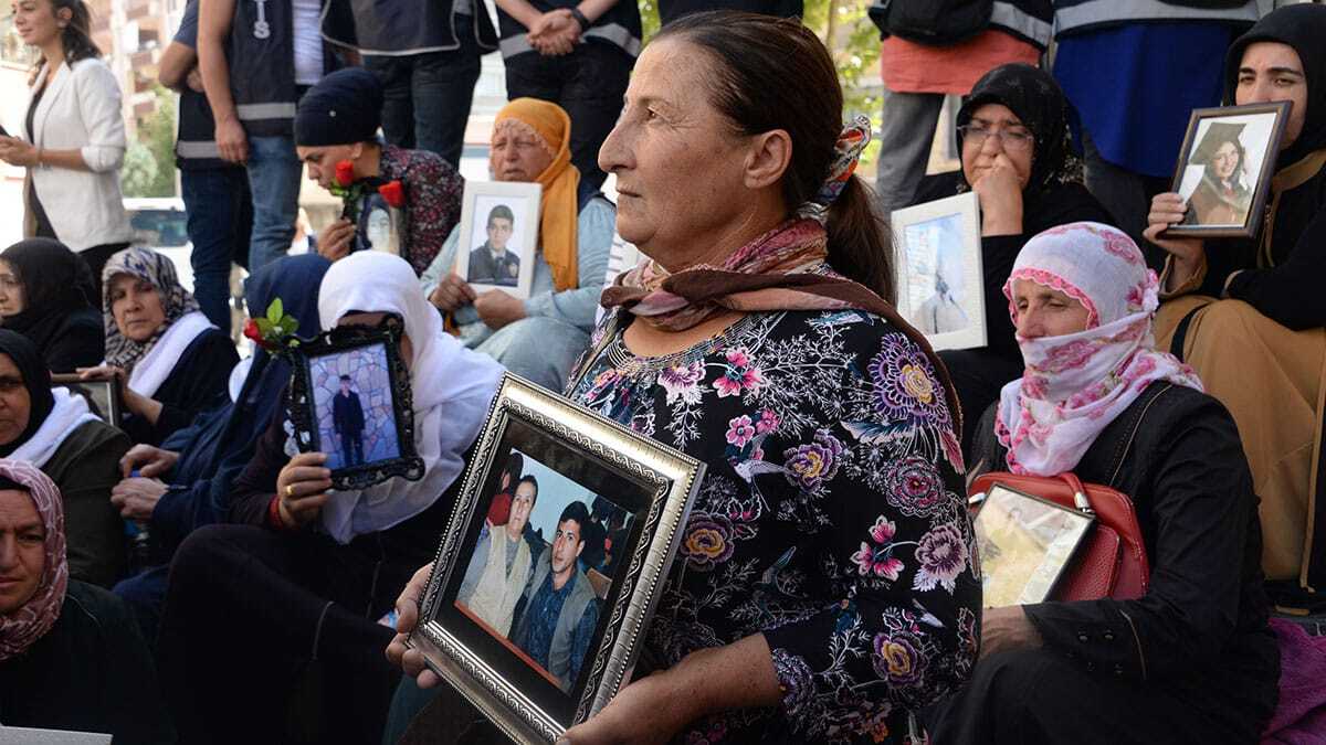 HDP binası önünde evlat nöbeti tutan ailede büyük buluşma