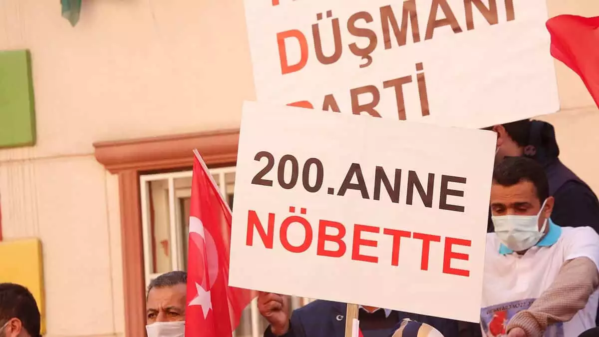 Terör örgütü pkk tarafından kaçırılan çocuklarının bulunmasını isteyen ailelerin hdp binası önündeki oturma eyleminde 200 anne nöbette.