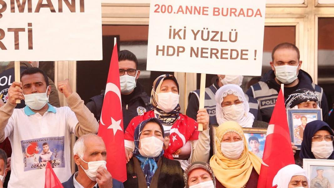 HDP binası önündeki oturma eyleminde 200 anne nöbette