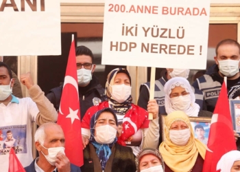 HDP binası önündeki oturma eyleminde 200 anne nöbette