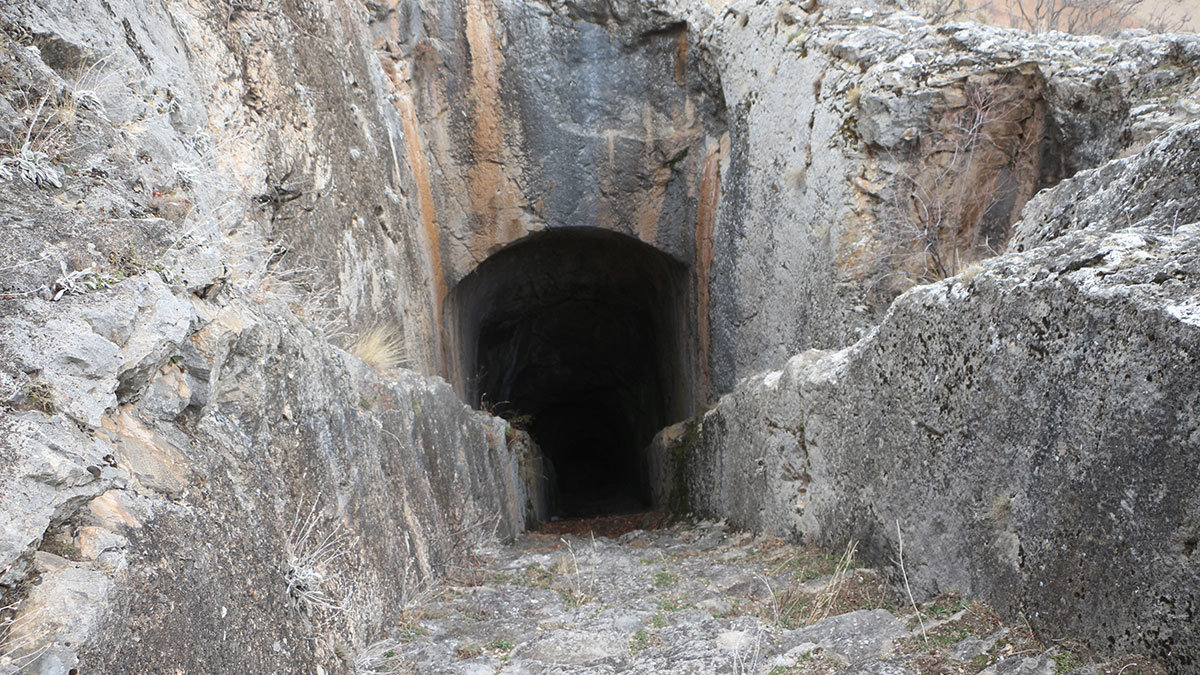 Çördük Kalesi define avcılarının talanına uğradı