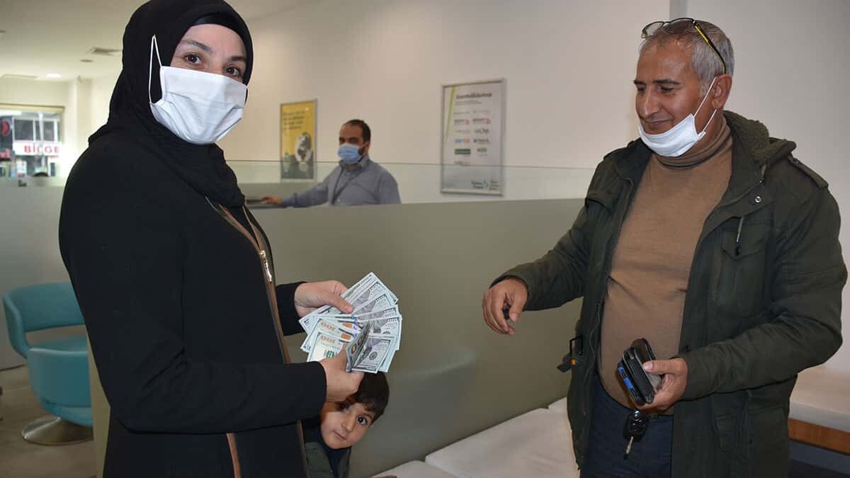 Hesabına yanlışlıkla gönderilen 20 bin doları iade etti