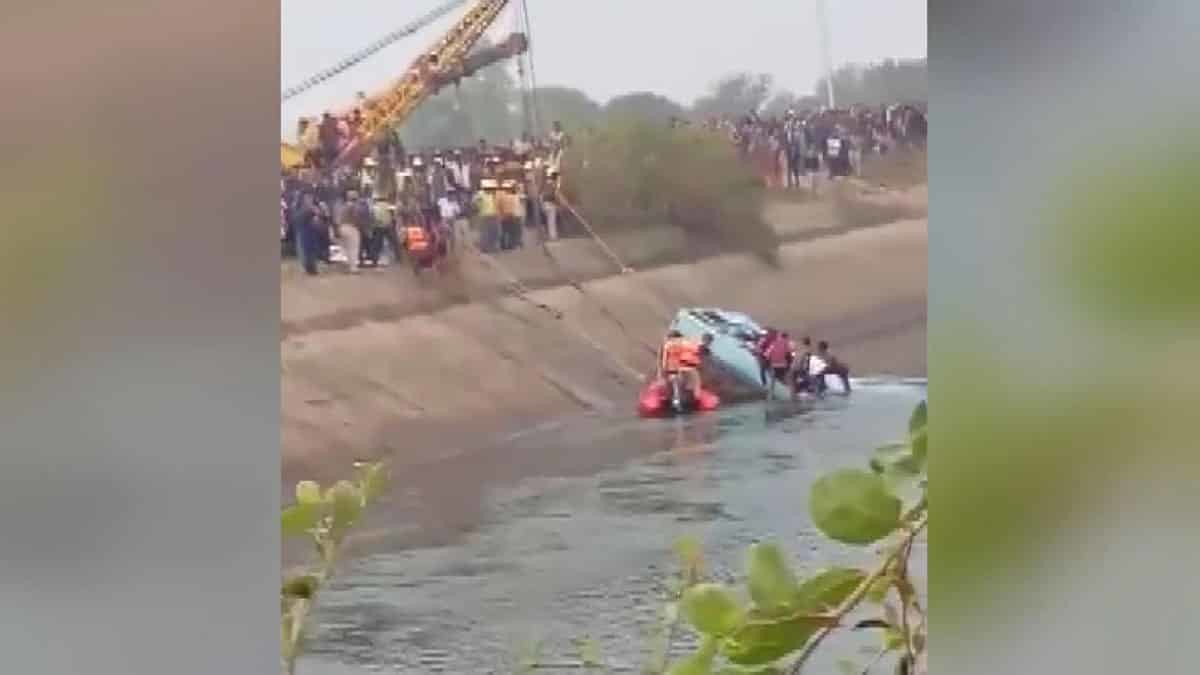 Yolcu otobüsü kanala düştü; 40 ölü var