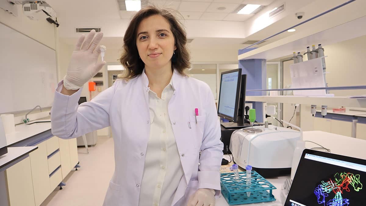 Salgın hastalıklara karşı aşı ve ilaç yapımında kullanılan, kanser dahil birçok zorlu hastalığın şifresi proteinler, İEÜ incelenmeye başlandı.