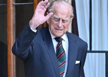Prens Philip hastanede kalmaya devam edecek
