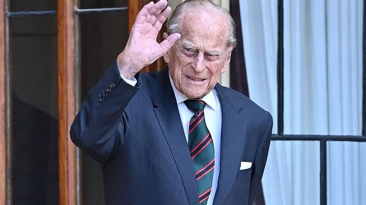 Prens Philip hastanede kalmaya devam edecek