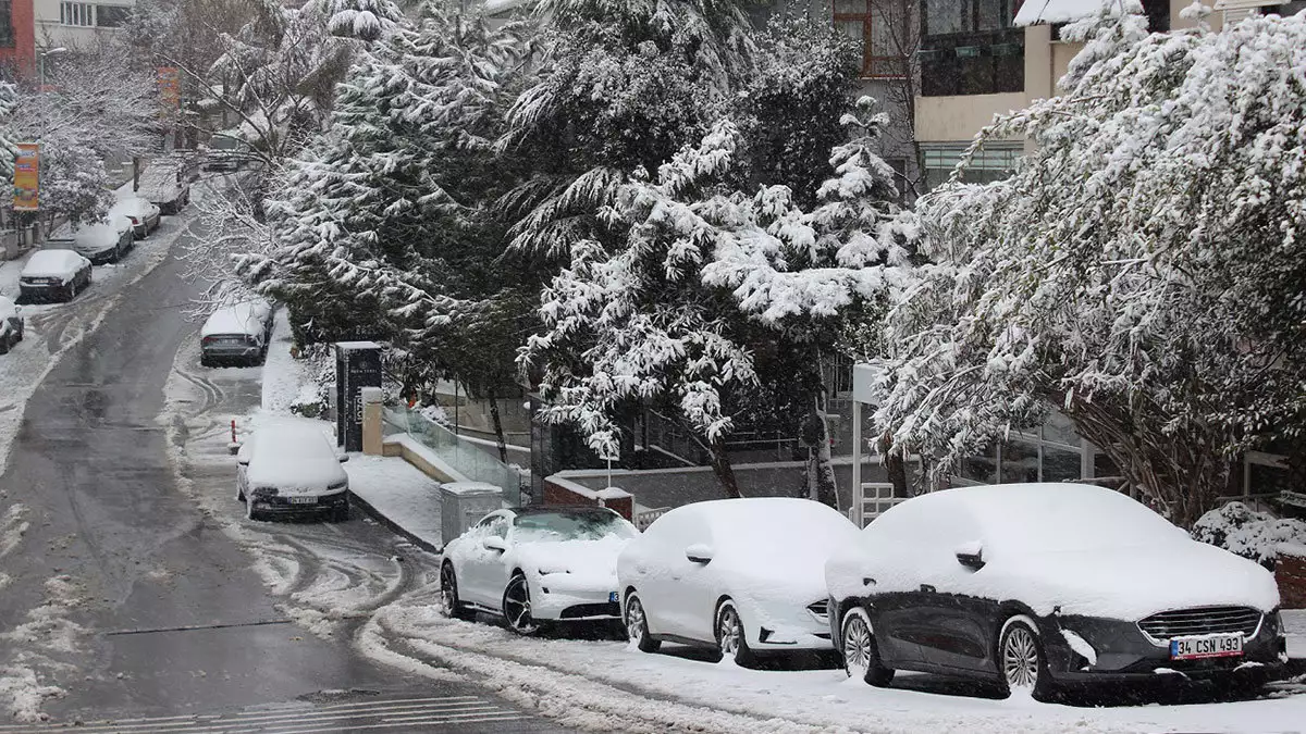 İstanbul'da karla mücadele ekipleri çalışıyor
