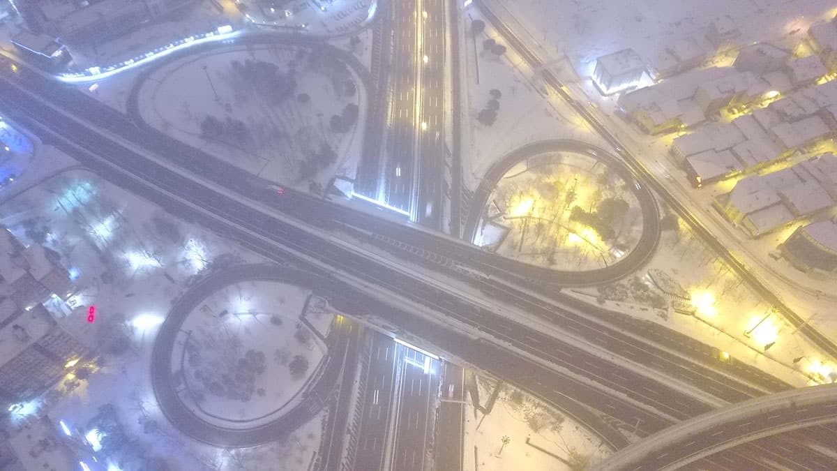 İstanbul Büyükşehir Belediyesi'ne ait kar küreme ekipleri ise kent genelinde çalışmalarını sürdürüyor.