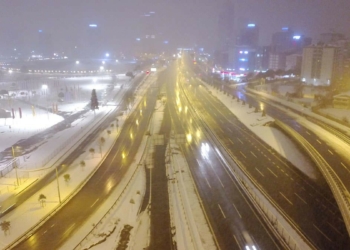 İstanbul'da sabah saatlerinde başlayan kar yağışı etkili oluyor