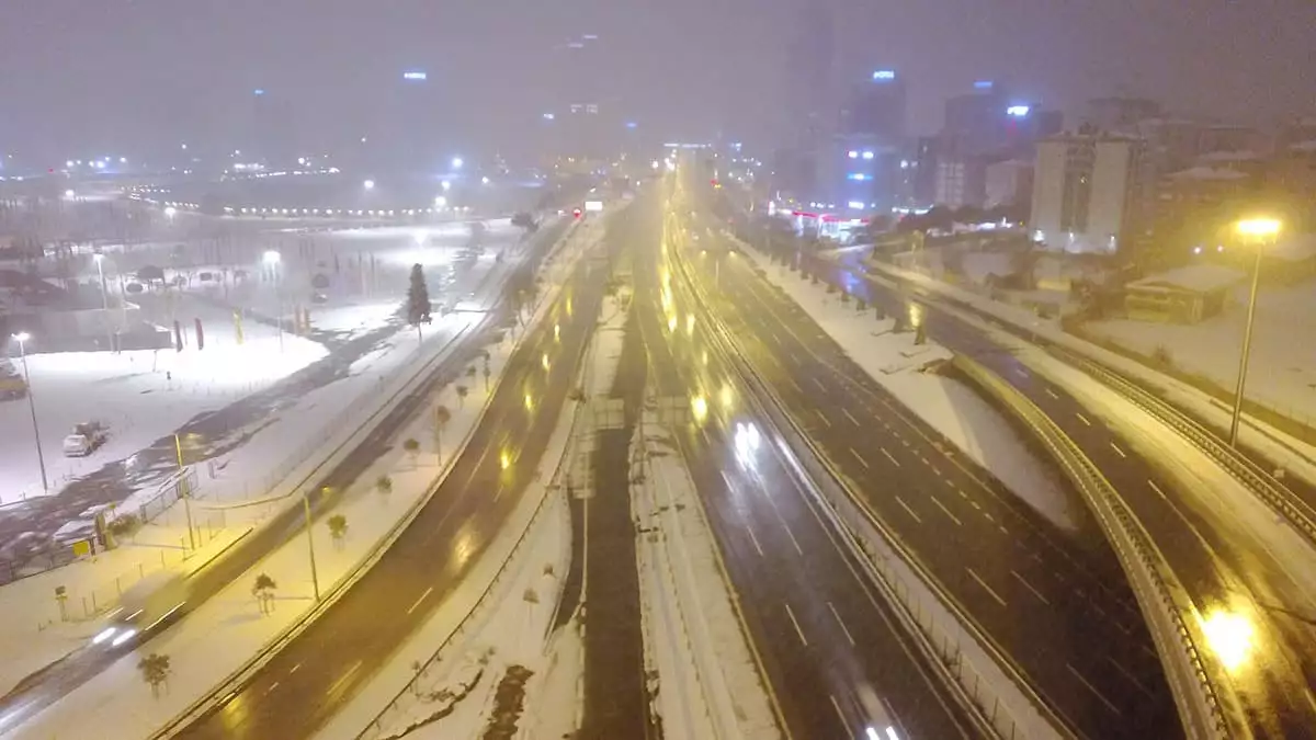 İstanbul'da sabah saatlerinde başlayan kar yağışı etkili oluyor