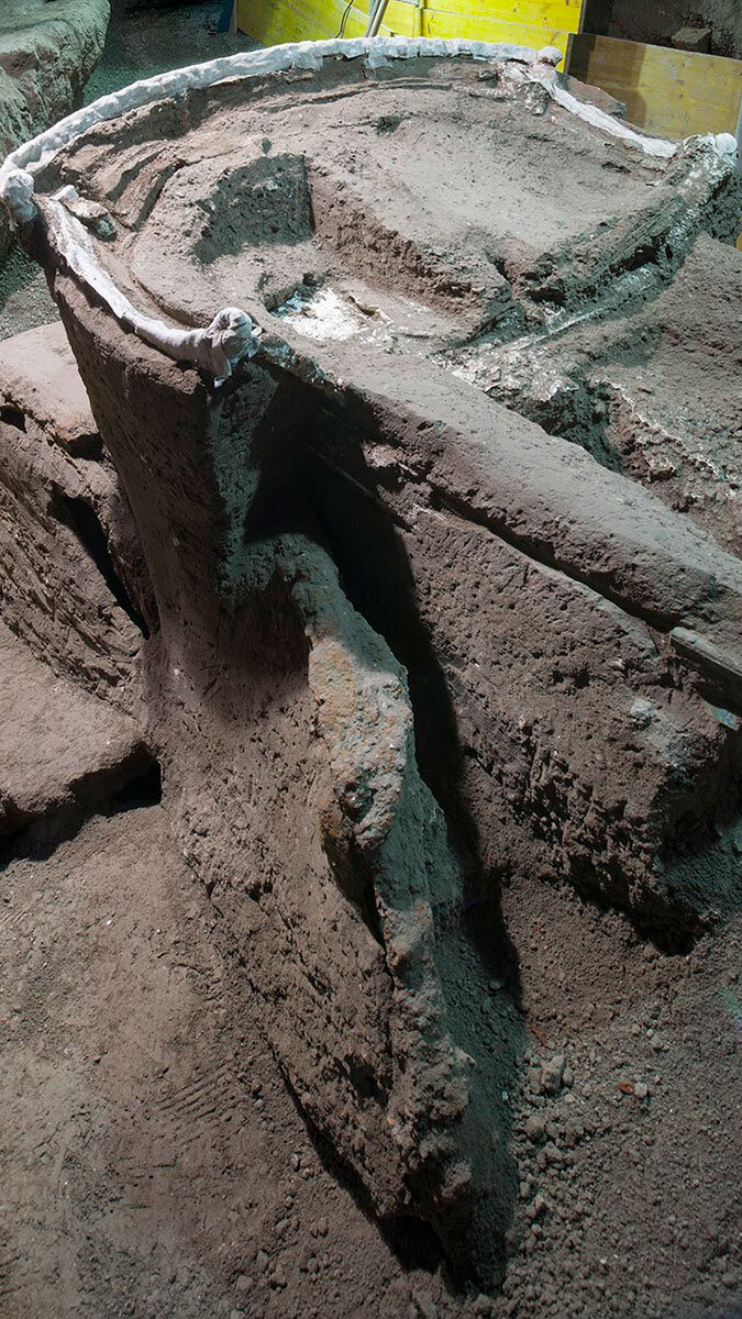 İtalya’nın Pompei bölgesinde sönmüş lavların içinden 2 bin yıllık dört tekerlekli tören arabası bulundu.