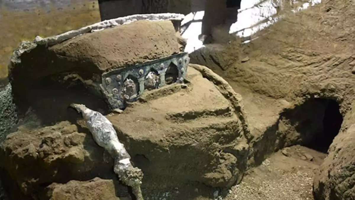 2 bin yıllık dört tekerlekli tören arabası bulundu