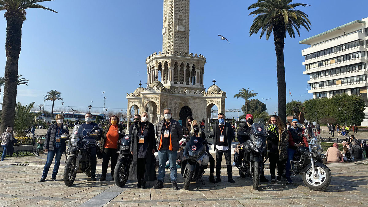İzmir depreminde tanışan gönüllülerden dernek