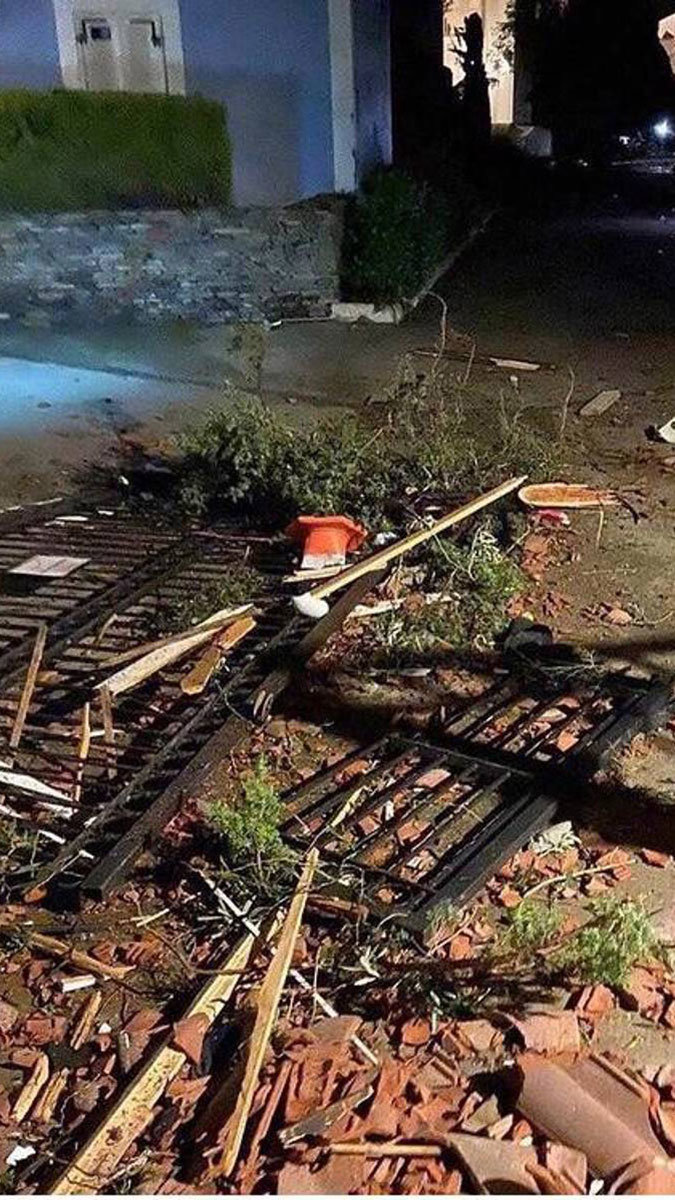 Hortum nedeniyle ağaçların devrildiği, araçların savrulduğu ve evlerin çatılarının uçtuğu görüldü