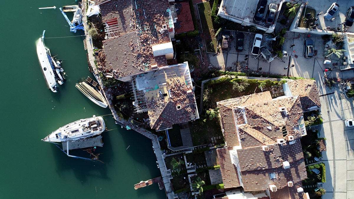 İzmir'de hortumun bilançosu ağır oldu- Evlerin çatısı uçtu arabalar pert oldu