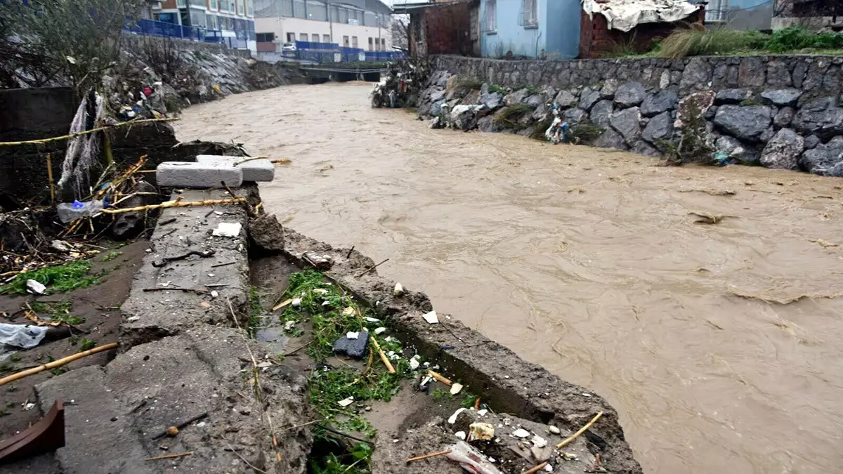 İzmir'i vuran sağanakta 1 kişi hayatını kaybetti